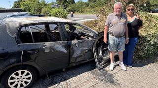 Gerhard Kohl mit Monika Okolovitch vor seinem komplett ausgebrannten Auto im Mannheimer Stadtteil Käfertal.