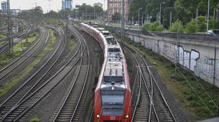 Am Freitagmorgen sorgte ein Feuerwehreinsatz zu einer kurzzeitigen Sperrung der Bahnstrecke Mannheim-Heidelberg. (Symbolbild)
