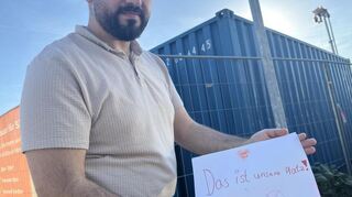 Die jüngsten Bewohner trifft der Verlust der Grünfläche am Riestenweg am härtesten. Sie haben dort immer gespielt. Anwohner Samed Akyüz zeigt ein Kinderbild mit der Aufschrift: „Das ist unser Platz!“
