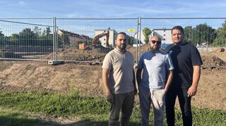 Samed Akyüz, Fatih Alkan und Saban Kaya (v.l.) Mitte Mai vor der Baustelle am Riesenweg im Mannheimer Stadtteil Hochstätt. Sie protestieren gegen den Wegfall einer Grünfläche, auf der ein 24/7-Selfstorage gebaut wird.