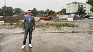Niclas Spieß von Storage 24 vor der Baustelle am Riestenweg in Mannheim-Hochstätt.