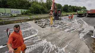 Auf der Autobahn 5 zwischen Zwingenberg und Bensheim, werden Fahrspuren der Autobahn A5 repariert, die am Vortag aufgrund des heißen Wetters gerissen sind.