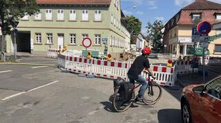 Die Baustelle im Zentrum Feudenheims: Radfahrer und Fußgänger kommen an der Seite vorbei.