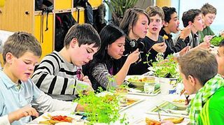 <p>Schüler der Unterstufe gehen mittags gemeinsam in die Mensa.</p>
