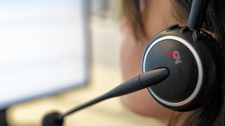 <p>Anrufen im Akkord: Oft sitzen die Verkäufer in Call-Centern, ausgestattet mit Headset und Computer.</p>