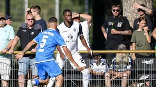 Gastspieler Adama Diakhaby (hinten, hier gegen Steven Schreck) eröffnete den Torreigen gegen den A-Ligisten SC Käfertal.
