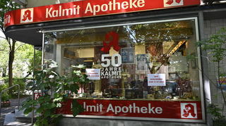 Die Kalmit-Apotheke auf dem Lindenhof schließt. Die Inhaberin Bettina Schenk macht wirtschaftliche Gründe für das Aus verantwortlich.