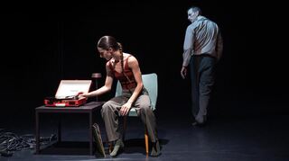 "Don't mind me" nannte .Arianna Di Francesco ihre Choreografie, die sie dann auch selbst mit Kollegen Albert Galindo im Tanzhaus Käfertal umsetzte.