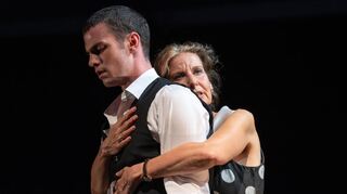 Tänzer Shaun Patrick Ferren und Dramaturgin Susanne Wiedmann in "Walk the Line" von Zoulfia Choniiazova. Thema dieses Kurzstücks ist das Beziehungsleben von Jonny Cash.