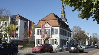 Im Lampertheimer Stadthaus (links) regiert der Rotstift. Deswegen fällt den Verantwortlichen auch die Sanierung des Alten Rathauses nicht leicht.