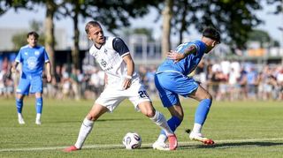 Kushtrim Asallari (links) bei seinem Testspiel-Debüt für den SV Waldhof beim SC Käfertal