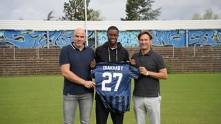 Adama Diakhaby wird künftig das Trikot mit der Nummer 27 beim SV Waldhof Mannheim tragen. Sportdirektor Mathias Schober (links) und Geschäftsführer Sport Gerhard Zuber verkünden die Neuverpflichtung.