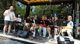 Die Bigband des Moll-Gymnasiums mit Dirigent Frederik Diehl interpretierte den Jazz-Song "Crystal Silence" von Chick Corea.
