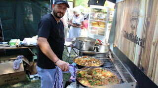 Gastronom Adrian Ciornei Ciobanu, der ein spanisches Restaurant betreibt, servierte südländische Speisen wie Paella und spanisches Bier.