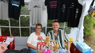 Mode-Designerin Monika Krause (li.) und Grafik-Designer Julian Zipf (re.) aus Hockenheim verkauften eigens kreierte T-Shirts mit witzigen Sprüchen.