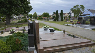 Auf dem Bürstädter Friedhof gibt es zwischen den klassischen Gräbern immer mehr freie Flächen. Sargbestattungen machen nur noch 17 Prozent aus – bei 83 Prozent Urnenbeisetzungen.