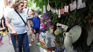 Flohmarkt auf dem Anwesen von Ulrike und Helmut Hummel.