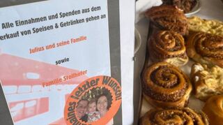 Auf dem Hof von Mederts der Hinweis, dass der Erlös aus der Verköstigung Bedürftigen zugutekommen soll.