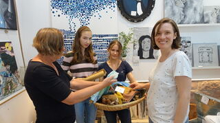 Im Malhaus: Kunsterzieherin Tina Sattler-Trommershäuser (l.) und Catharina Borell (r.) suchen sich gestaltete Tücher aus, in der Mitte die Schülerinnen Marina Bezverkha (l.) und Veronika Bischler.