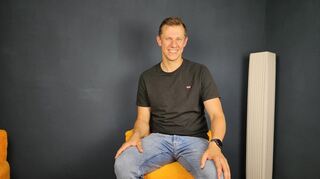 Wilhelm leitet heute selbst zwei Selbsthilfegruppen beim Verein Nova Vita in Mannheim. Hier sitzt er in den Räumen der Gruppe auf dem Waldhof.