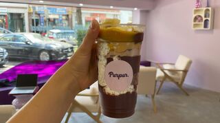 Die lila Açai-Beeren garniert mit zahlreichen Toppings in einem Becher: So gibt es das bisher nicht in Mannheim.