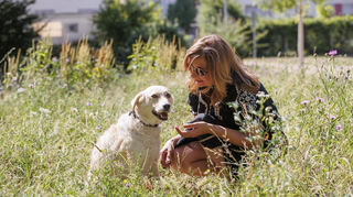 Martina Diekmann mit ihrer Hündin Buffy.