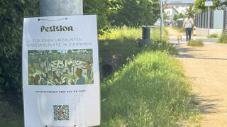Ein Infoplakat zur Petition hängt in Viernheim.
