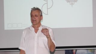 Ferdinand Franz Geßler vom Verein Lebertransplantierte Deutschland bei seinem Vortrag in der Kulturscheune.