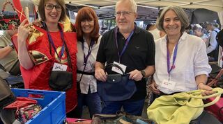 Helfer und Organisatoren am Stand: Ute Münch (von lins), Hanne Kerker, Diakonie-Direktor Michael Graf und Astrid Fehrenbach.