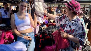 Hat für den guten Zweck und ihr Töchterchen einen plüschigen Rucksack erstanden: Michaela Schmitt (li.) mit ihrer Mutter Melanie.