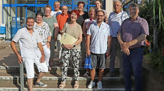 Auf der Treppe vor dem Rathaus standen die Sieger im Stadtradeln. Zwei Vereine und eine private Mannschaft sowie acht Einzelfahrer hatten die besten Ergebnisse vorzuweisen und wurden von Bürgermeister Volker Scheib (r.) geehrt.