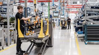 Blick in die Produktion von Daimler Truck in Mannheim.