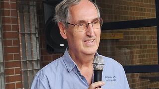 Rainer Brauksiepe, Vorsitzender des Pfarrgemeinderates, begrüßt die Gäste im Kreuzgang des Pater-Delp-Zentrums.