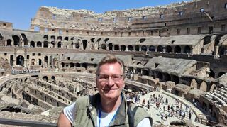 Recherche vor Ort bei 39 Grad: Autor Konstantin Groß im Inneren des Kolosseums.