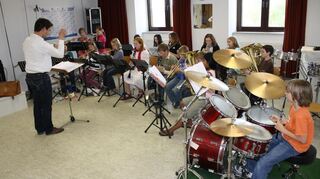 Im April 2009 probte das 2008 gegründete Jugendblasorchester Windstärke 08 für sein erstes Konzert.