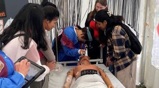 Wer wollte, der durfte auch mal selbst zur Pflegefachperson werden: Dank Hightech-Puppen konnten die Besucherinnen und Besucher ganz direkte Eindrücke sammeln.