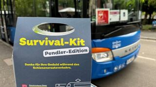 Diese „Survival-Kits“ wurden vom ZÖPNV in Deidesheim und Bad Dürkheim an Reisende verteilt. Über Monate müssen Nutzerinnen und Nutzer der Deutschen Bahn vom Zug auf den Bus umsteigen.
