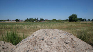 Das Bobstädter Gewerbegebiet Im Mittelfeld ist bislang nur über Schotterpisten zu erreichen. In diesem Jahr sollen die Arbeiten für die neue Erschließung beginnen.