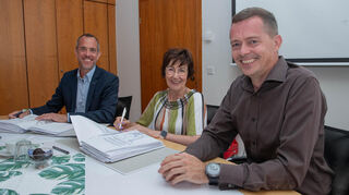 Strahlende Gesichter bei der Vertragsunterzeichnung: Dietz AG-Vorstand Markus Engelmann, Bärbel Schader und Carsten Scholz vom Planungsbüro Schweiger und Scholz.