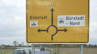Vom Kreisel an der B 44 geht es bislang nur über eine Schotterstraße ins Bobstädter Gewerbegebiet.