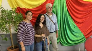 Die junge Hobby-Musikerin mit der kurdischen Politikerin Feleknas Uca und Kerim Kurt, dem Vorsitzenden des Mesopotamischen Kulturvereins Mannheim.