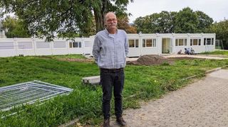 WRS-Rektor Thomas Schneider hat 2023 vor Schuljahresbeginn den Unterricht in Containern auf der Schulwiese am CBG mit vorbereitet.