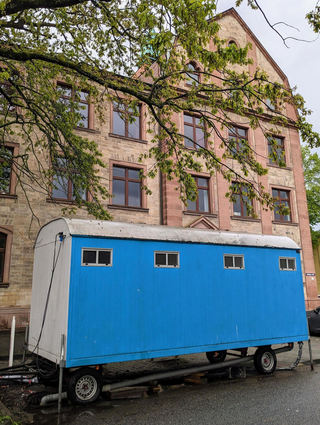 Ein Bauwagen im Jahr 2023 vor der Werkrealschule Unterer Neckar.
