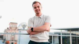 Laut einer Berliner Organisation ein politisches Talent: der Mannheimer Oskar Weiß vor dem Reichstag.