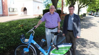 Jörg Docter (links) wurde vom Magistrat der Stadt Lampertheim, hier vertreten durch den Ersten Stadtrat Marius Schmidt, zum ersten ehrenamtlichen Radverkehrsbeauftragten ernannt.