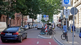 Die Berliner Straße ist eine Fahrradstraße. Trotz Vorrecht ist für Radfahrer die Durchfahrt nicht immer einfach.