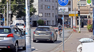 In der Seckenheimer Straße aus Richtung Planetarium kommend hört der Fahrradweg plötzlich kurz vor der Abzweigung nach rechts in die Mühldorfstraße auf.