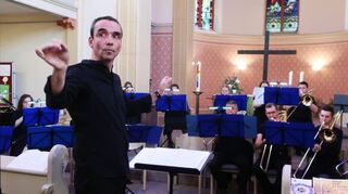 Chorleiter Hansjörg Tenbaum führte als Moderator gekonnt durch das Programm.