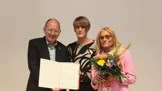 Christian Specht (v.l.) ehrt Lucy-Marie Chwanietz und Noemi Tretter.
