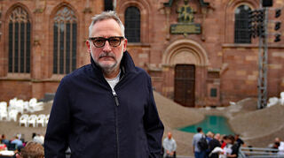 Wagt den kritischen Blick und hat dennoch viel Humor: Dramatiker Roland Schimmelpfennig bei den Endproben zu seiner Uraufführung vor dem Wormser Dom.